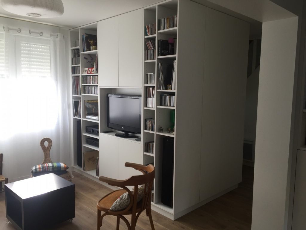 Aménagement sur-mesure de l’espace à vivre de cette maison : cuisine, bibliothèque et meuble télévision – Angers (49)