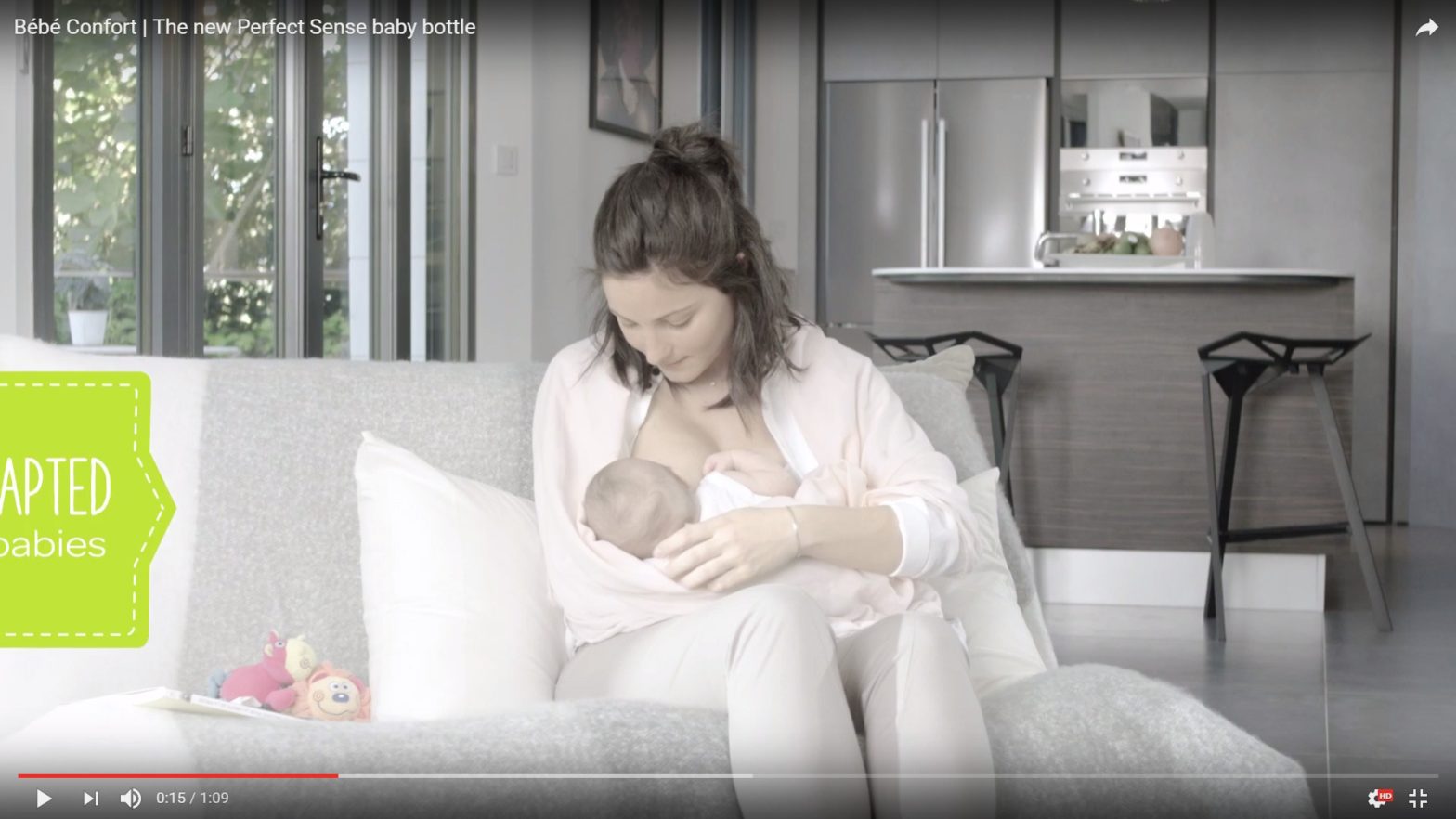 Une publicité bébé confort dans une cuisine Créativ Mobilier