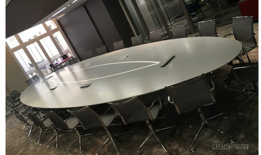 Une table de réunion tout en résine Corian®