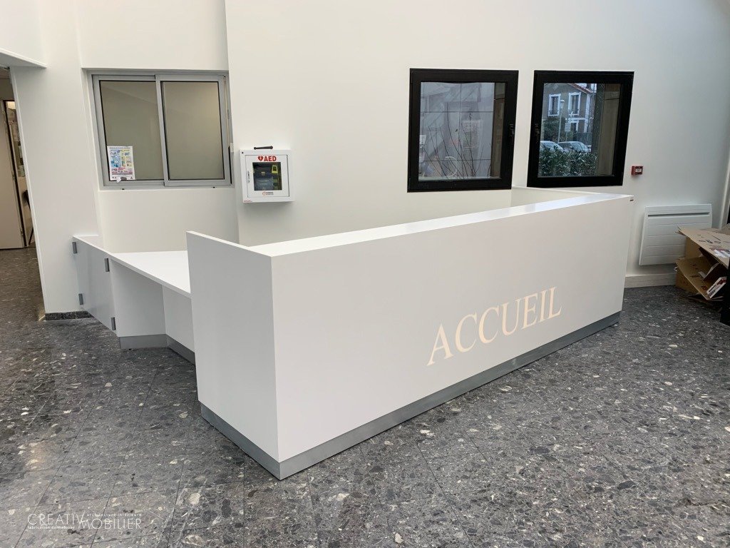 Une banque d’accueil sur-mesure en corian® – 78