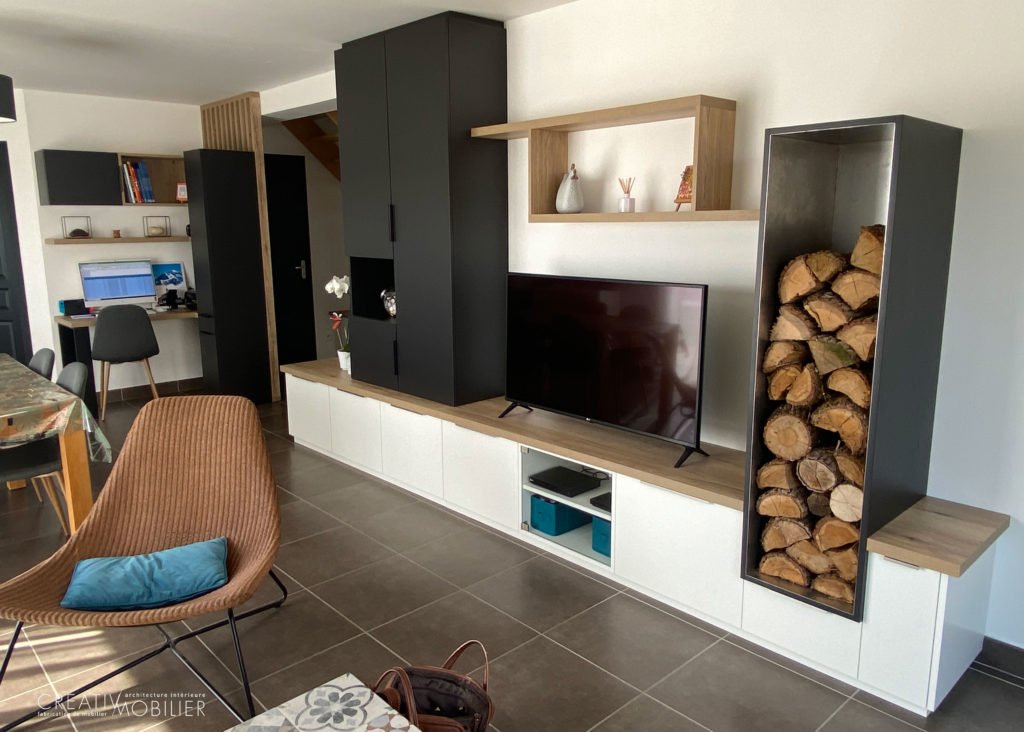 Une pièce de vie avec son meuble TV et son espace bureau