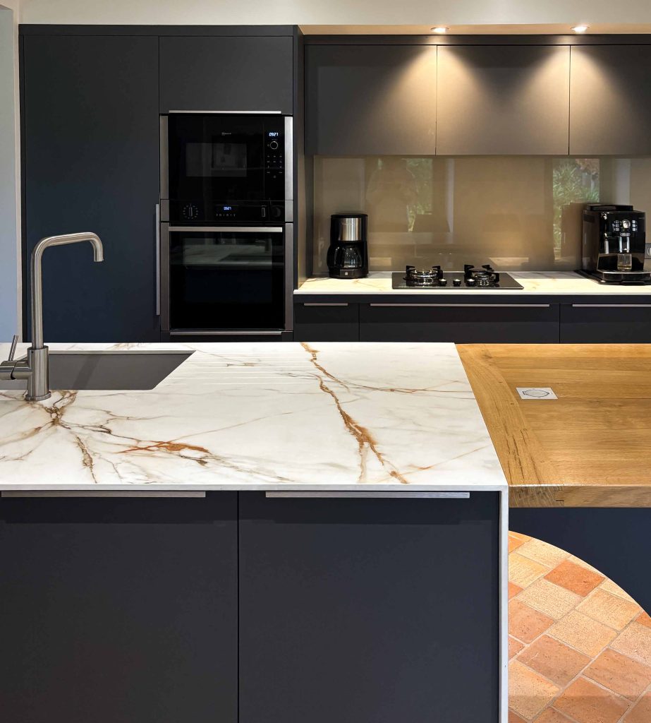 Cuisine en marbre et bois signée Creativ Mobilier