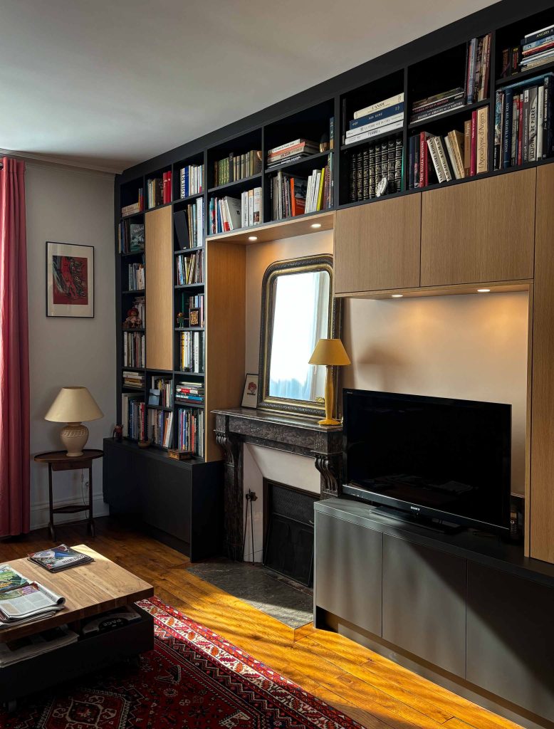 Un meuble sur mesure 2 en 1 – Bibliothèque et meuble TV