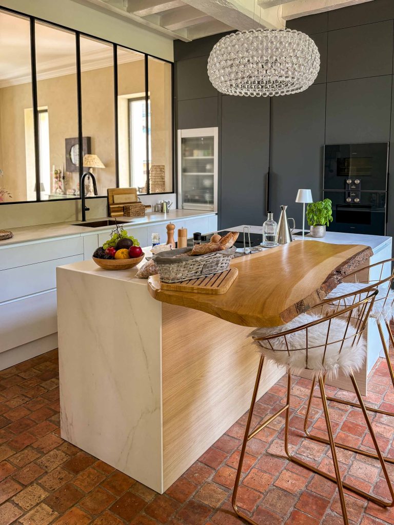 Cuisine avec bois massif signée Creativ Mobilier