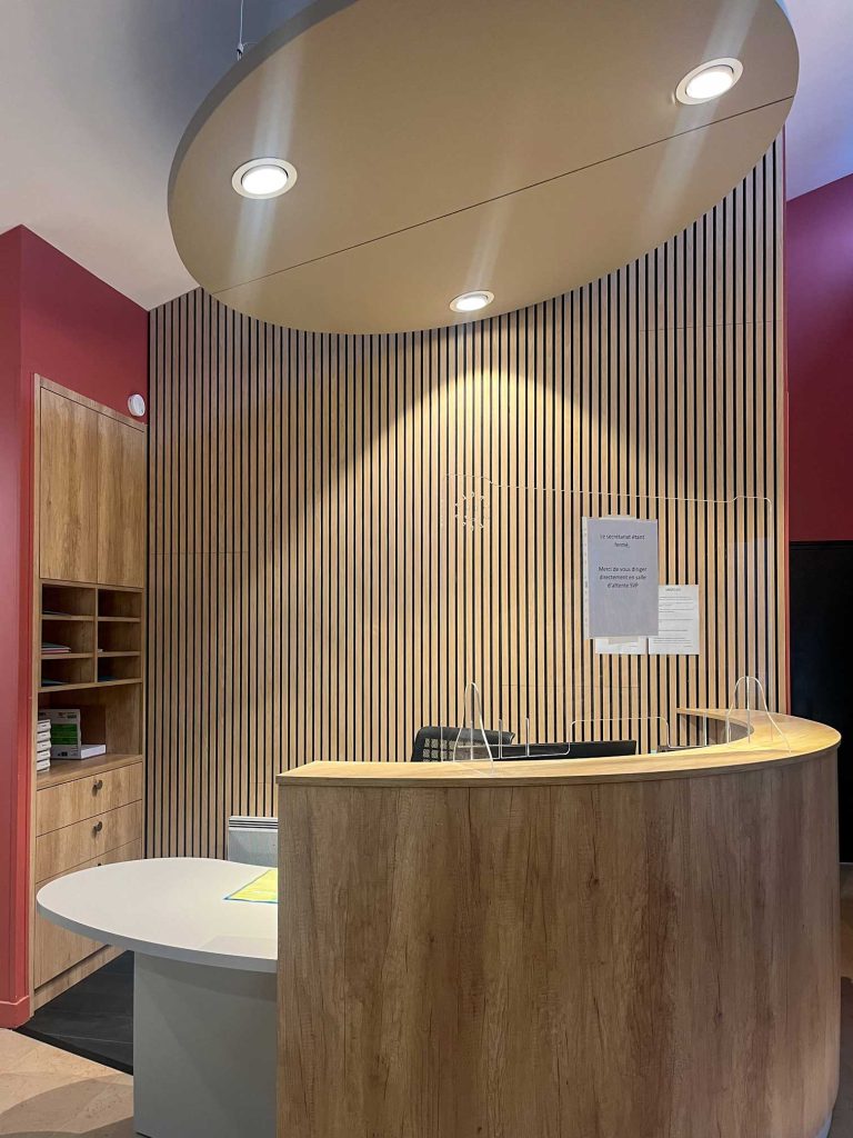 Banque d’accueil sur mesure pour la maison médicale de Laënnec