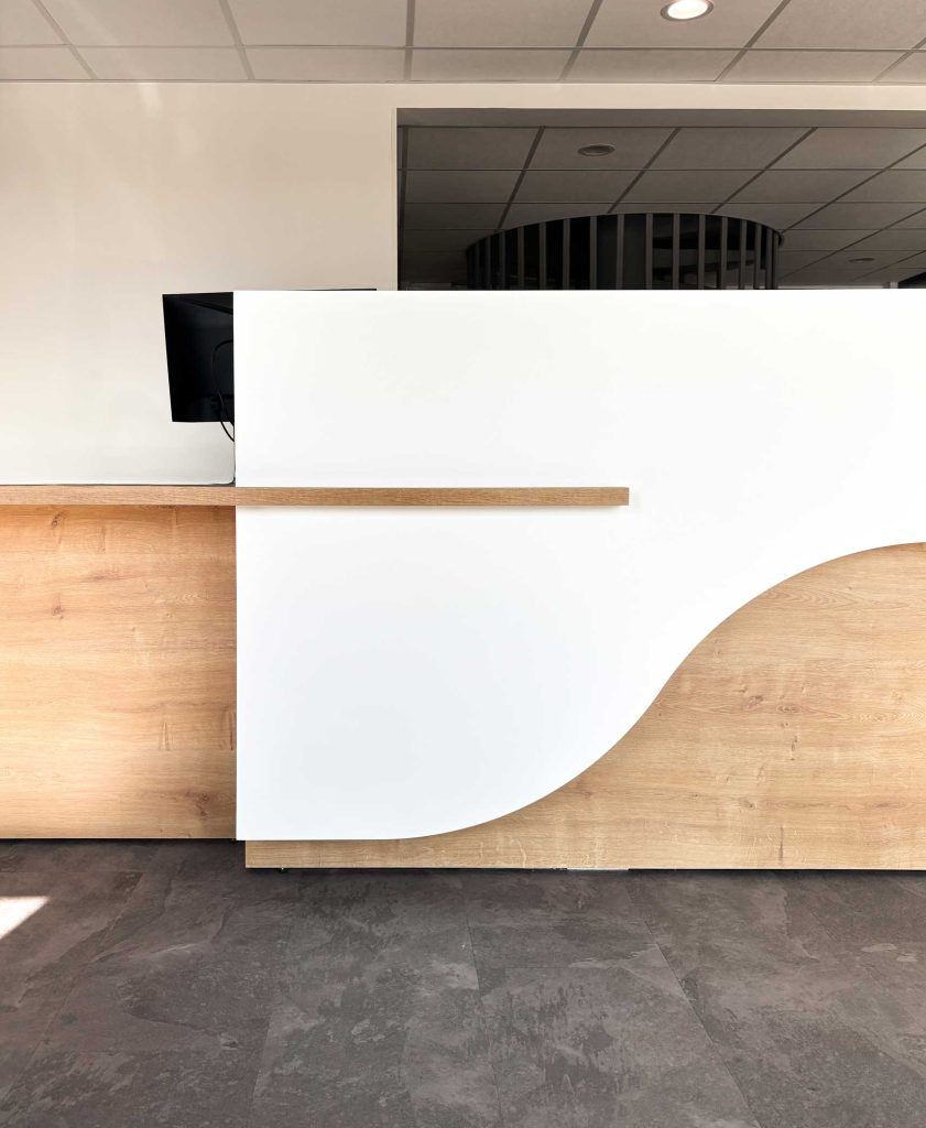 Banque d’accueil en bois et corian®