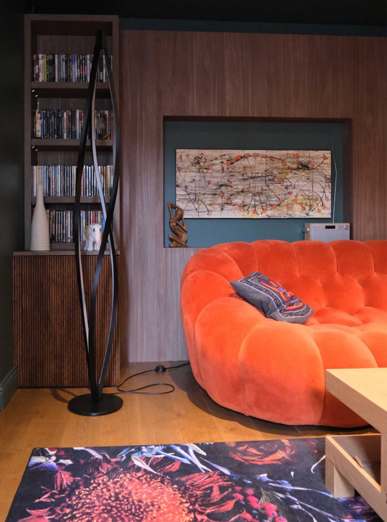 Salon avec bureau dissimulable