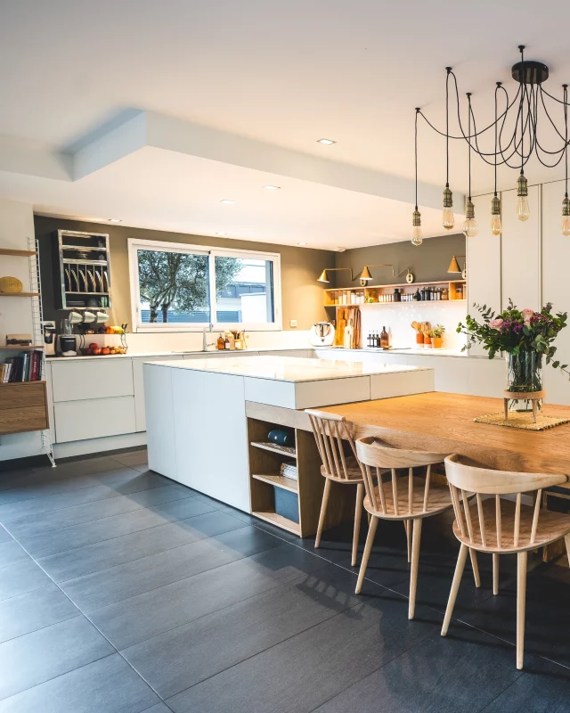 Une cuisine mijotée aux petits oignons, capturée par l’objectif de @scopeproduction.fr …

Un projet tout en longueur, prolongé par une table en bois massif, sublimé par un plan de travail en quartz @silestonebycosentino , coloris "Blanco Zeus", de chez @cosentino_france .
Et la cerise sur le gâteau ? Une verrière rétroéclairée qui structure l’espace tout en laissant passer la lumière.

#CuisineSurMesure #CréationFrançaise #BoisMassif #CreativMobilier #AménagementIntérieur #SavoirFaireFrançais #MadeInAnjou #CuisineVerrière #Silestone #CosentinoFrance