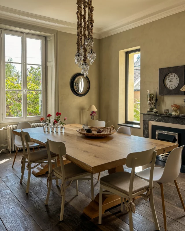 Pour le dîner, une table en bois massif !

Une salle à manger sur mesure, made in Anjou, signée Creativ Mobilier.
Au menu : une table en bois massif et un meuble de rangement en bois fraisé, parfait pour accueillir toute votre vaisselle du dimanche.

#SalleÀMangerSurMesure #TableEnBoisMassif #MobilierDesign #CréationFrançaise #CreativMobilier #MadeInAnjou #AménagementIntérieur #MobilierSurMesure #BoisMassif #DécorationMaison #DesignIntérieur #SavoirFaireFrançais #MenuiserieModerne #InspirationMaison