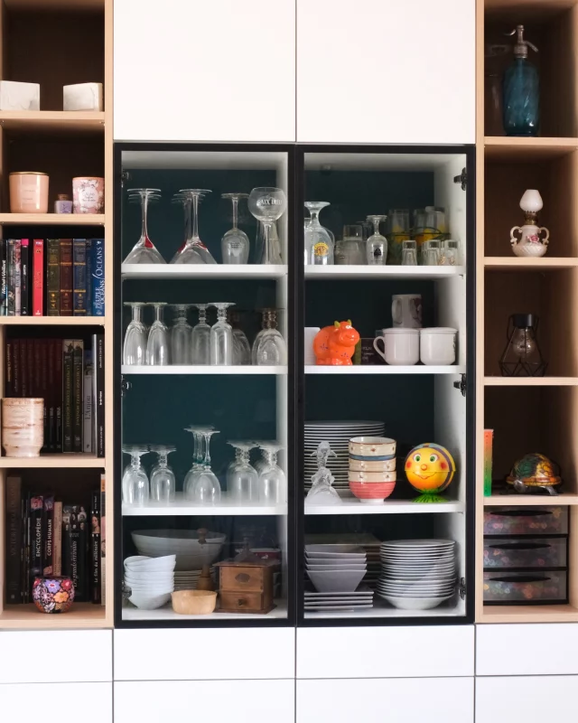 Un vaisselier sur mesure qui se prolonge en bureau : un deux-en-un astucieux pour optimiser l’espace, allier fonctionnalité et maximiser les rangements.

#MobilierSurMesure #GainDePlace #BureauEtVaisselier #CréationIntelligente #DesignFrançais #AménagementIntérieur #MadeInAnjou #CreativMobilier #BoisMassif #EspaceOptimisé #RangementPratique