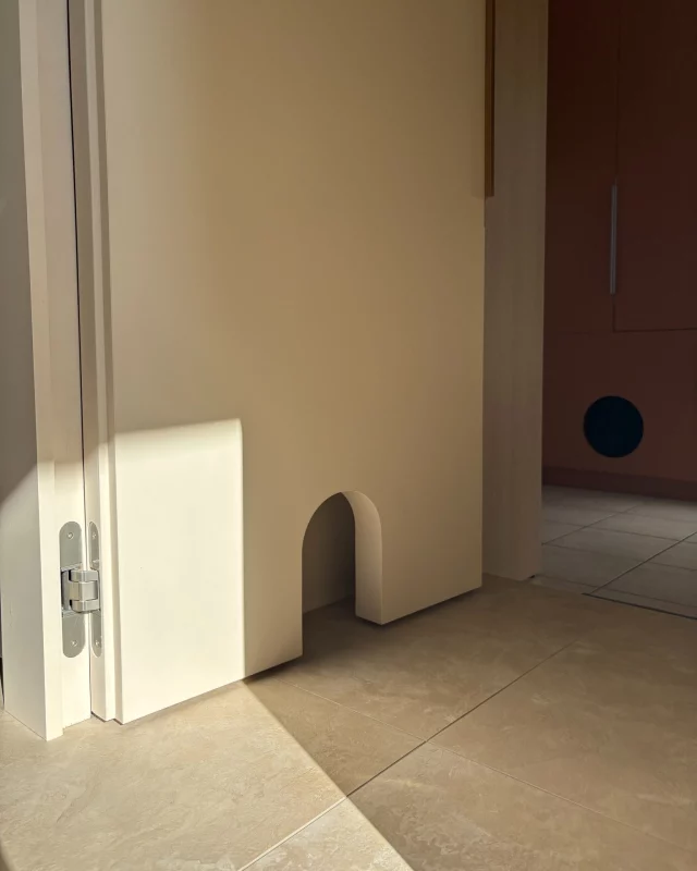 Et s’ils avaient, eux aussi, leur coin design ? 🐾

Parce qu’un animal, c’est plus qu’un compagnon : c’est un membre de la famille.

Notre mobilier est pensé pour s’intégrer avec élégance dans votre intérieur, tout en offrant à vos compagnons un confort discret, pratique et design.

Un projet en tête ? 
📞Parlons-en : 02 41 54 59 00
Lien en bio

 #Mobilier #SurMesure #ArtisanatFrançais #PetFriendlyDesign #ArchitectureIntérieure #Chat #animaux #cat #dog