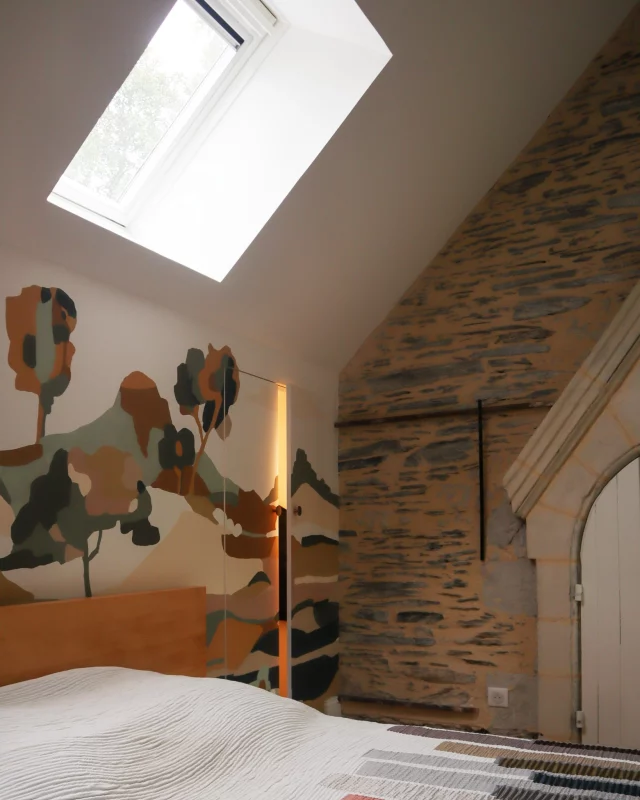 Dans cette maison en Anjou, nous avons imaginé et fabriqué l'aménagement d'une chambre sous les toits.

L’idée ? Garder ce qui fait le charme de la pièce : le mur en ardoise et surtout cette porte en tuffeau.

Nous avons aussi :
Joué avec les couleurs et les motifs de la tapisserie qui cache des rangements en tête de lit.
Profité de l’espace sous les fenêtres pour faire une banquette avec rangement.
Créé une bibliothèque dans son prolongement.

Résultat : une chambre cosy, fonctionnelle et pleine de caractère !

#Aménagement #ChambreSousToit #MaisonAngevine #RangementAstucieux #Décoration