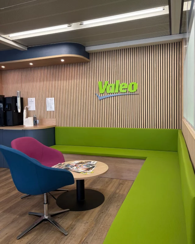 Fin d’un beau projet !

On a repensé leurs espaces de travail et de pause pour allier fonctionnalité, modernité et performance. 
- Showroom & cafétéria conviviale
Un lieu chaleureux avec une cafétéria, un coin banquet et des étagères sur mesure pour valoriser leurs produits.
- Open space optimisé :
 Îlots de travail collaboratif pensés pour favoriser les échanges sans sacrifier le confort visuel

Un projet à leur image, pensé pour le quotidien de leurs équipes 🤝

Merci à Valeo pour leur confiance 🙌

Vous imaginez un nouvel espace pro ? 
📞 Parlons-en au 02 41 54 59 00 
Lien en bio

#Aménagement #SurMesure #ArchitectureIntérieure #Mobilier #SavoirFaireFrançais #Transformation #Design #EspaceDeTravail #EspaceDePause