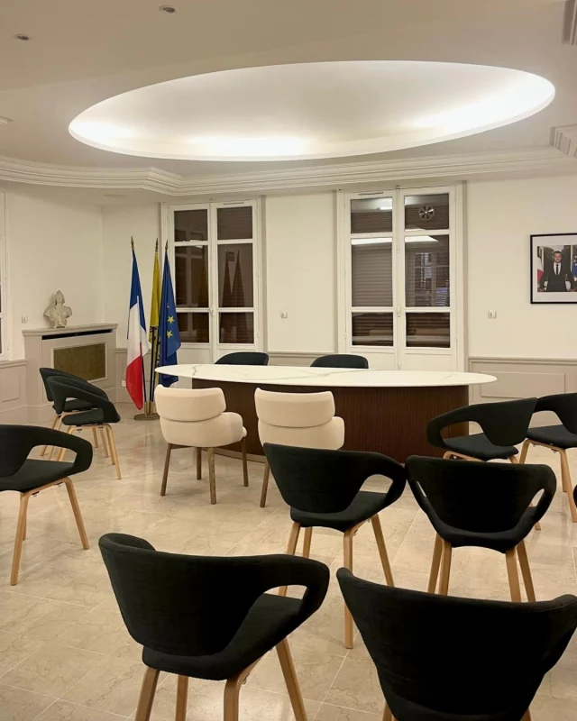 Il y a des lieux qui racontent des histoires… ✨

Cette salle de mariage, nous l’avons réinventée : un nouvel agencement avec du mobilier sur mesure 🤍

Résultat : un espace transformé, prêt à accueillir les plus beaux "oui" !

Un lieu repensé dans ses moindres détails où chaque élément trouve naturellement sa place.

Et vous, prêt à donner une nouvelle vie à votre espace avec du mobilier sur mesure ?
📞 02 41 54 59 00
Lien en bio

#Aménagement #SurMesure #ArchitectureIntérieure #HomeDesign #Mobilier #SavoirFaireFrançais #Transformation #Design #InspirationDéco #MobilierSurMesure