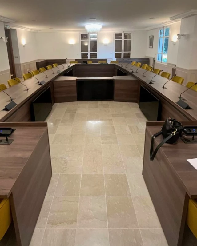 Quand design et fonctionnalité ne font qu’un.

Nous avons repensé l’agencement de cette salle autour d’une table de réunion dessinée et fabriquée sur mesure : proportions parfaites, finitions soignées, et une intégration fluide dans l’espace.

Pensé dans les moindres détails, le mobilier intègre un dosseret accueillant le système audio, alliant confort d’écoute et praticité tout en empêchant la chute de papiers.

Vous imaginez un nouvel espace ? Parlons-en.
📞 02 41 54 59 00
Lien en bio

#Aménagement #SurMesure #ArchitectureIntérieure #Tablederéunion #Mobilier #SavoirFaireFrançais #Transformation #Design