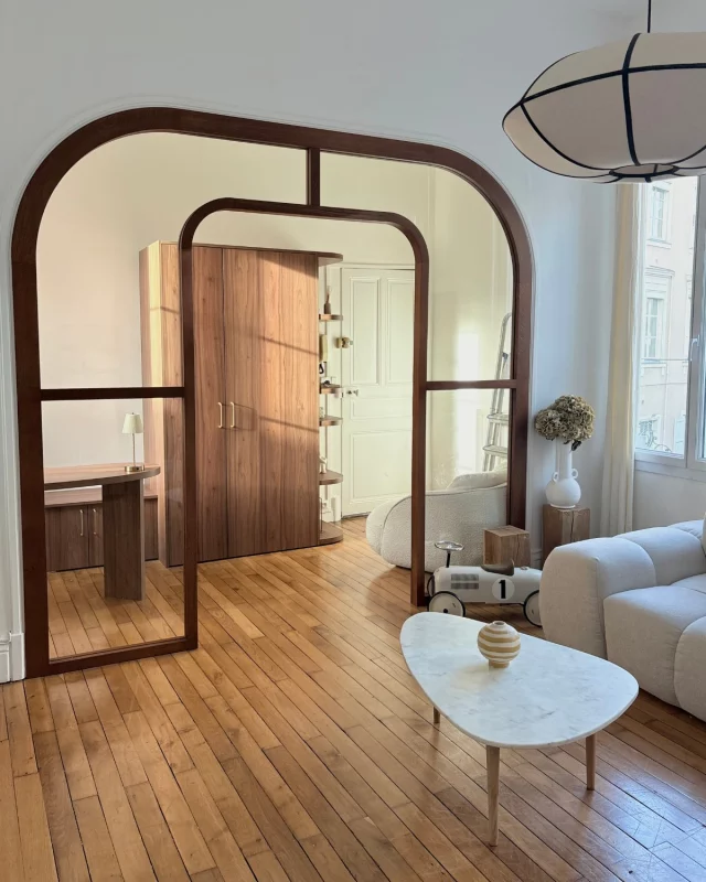 La verrière, véritable pièce maîtresse du projet, transforme complètement l’entrée et lui apporte un charme fou !
 ⁠
 À la demande de notre cliente, nous avons imaginé un bureau discret et fonctionnel, intégré sans compromettre la lumière ni la fluidité du passage. 
 ⁠
 Une entrée repensée avec soin, entre esthétique et praticité 
 ⁠
📞 Vous rêvez, vous aussi, de transformer votre intérieur ?
 Contactez-nous au 02 41 54 59 00
Lien en bio
 ⁠
 #Agencement #SurMesure #Mobilier #Bureau #SavoirFaireFrançais #DesignIntérieur #HomeDesign #DécorationIntérieure #Verrière #InspirationMaison